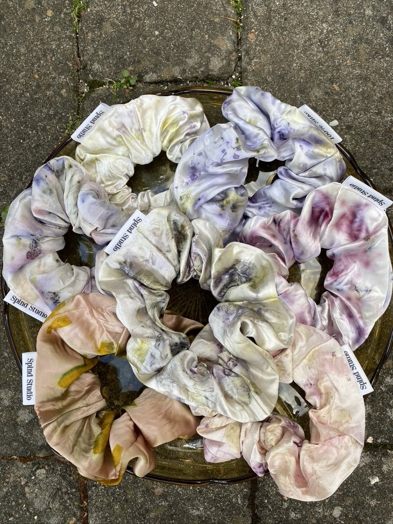 Plantefarvede silke-scrunchies fra Spind Studio i lyserøde, lilla og gyldne toner